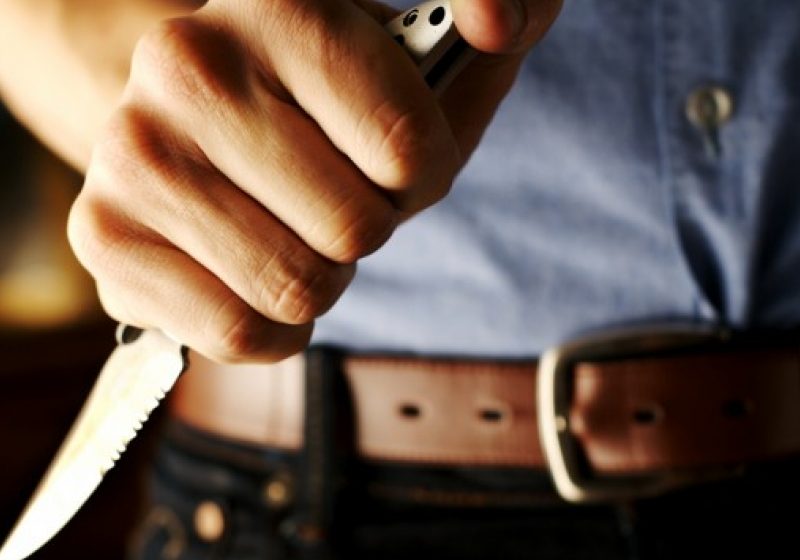 Pe fondul consumului exagerat de alcool un tânăr maramureşean şi-a infipt un cuţit de bucătărie în abdomen