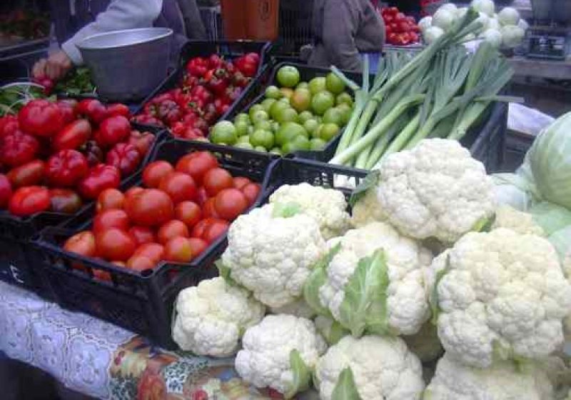SIGHET: Comercianţii din Piaţa Agroalimentară îndură gerul de afară cu zâmbetul pe faţă SIGHET: Comercianţii din Piaţa Agroalimentară îndură gerul de afară cu zâmbetul pe faţă