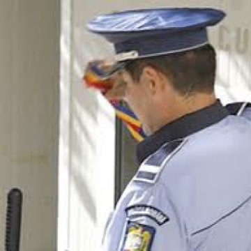 Baia Mare: Poliţişti agresaţi în trafic de 6 persoane cu antecedente penale, în Baia Borşa. Inculpaţii au fost reţinuţi Baia Mare: Poliţişti agresaţi în trafic de 6 persoane cu antecedente penale, în Baia Borşa. Inculpaţii au fost reţinuţi