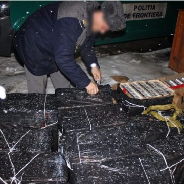 Poliţiştii de frontieră au descoperit lângă un gater de la marginea localităţii Bistra, 21 de colete cu ţigări provenite din contrabandă.