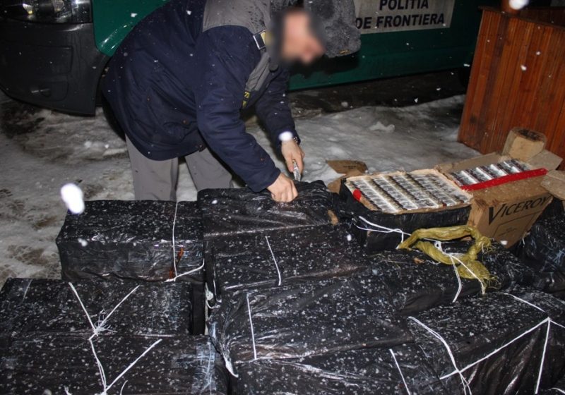 Poliţiştii de frontieră au descoperit lângă un gater de la marginea localităţii Bistra, 21 de colete cu ţigări provenite din contrabandă.