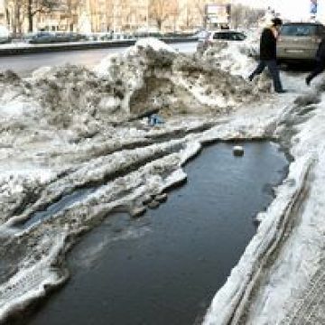 Prognoza meteo pentru următoarele două săptămâni nu indică întrunirea condiţiilor pentru topirea bruscă a zăpezii