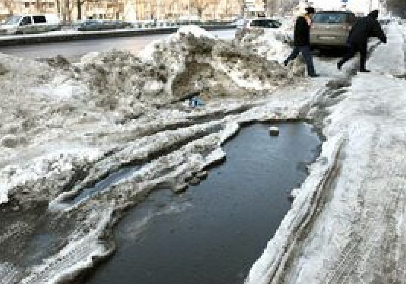 Prognoza meteo pentru următoarele două săptămâni nu indică întrunirea condiţiilor pentru topirea bruscă a zăpezii