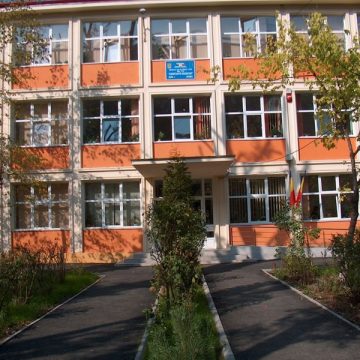 Instituţiile de învăţământ, unităţile medicale, serviciile de relaţii cu publicul – exceptate de la uniformizarea programului