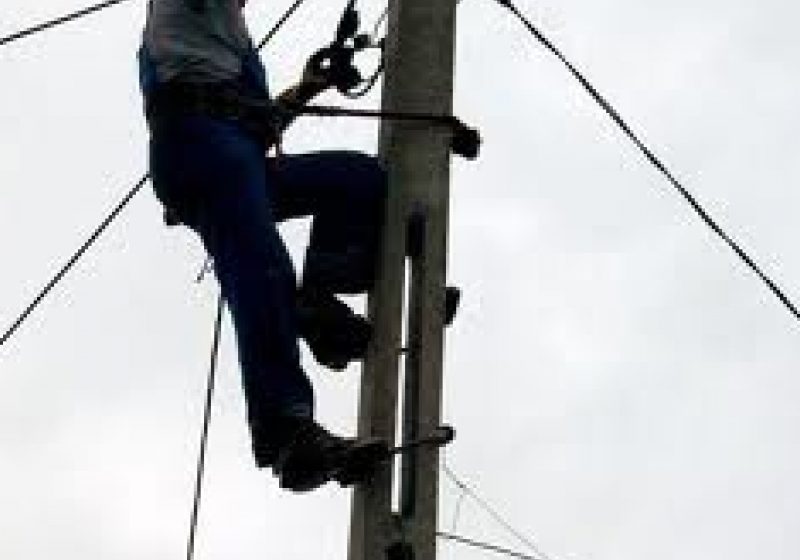 Sighet: În jurul orei 15:00 se va trece la rebranşarea curentului electric în zonele afectate de cele două deflagraţii Sighet: În jurul orei 15:00 se va trece la rebranşarea curentului electric în zonele afectate de cele două deflagraţii