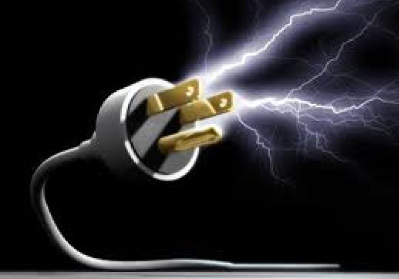 SIGHET: Rebranşaţi la reţeaua de energie electrică, cu excepţia Memorialului şi a clădirii unde s-au produs exploziile