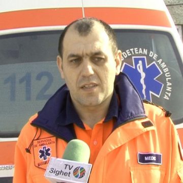 SIGHET Ambulanţele se luptă cu nămeţii pentru a ajunge la persoanele care au cerut ajutor prin 112