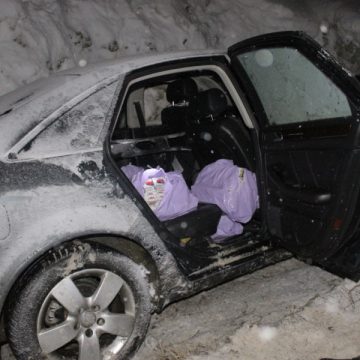 SIGHET Urmărit de oamenii legii s-a răsturnat cu maşina burduşită cu ţigări în şanţ SIGHET Urmărit de oamenii legii s-a răsturnat cu maşina burduşită cu ţigări în şanţ