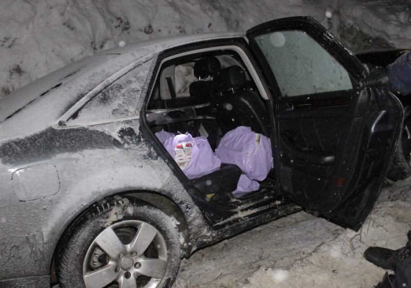 SIGHET Urmărit de oamenii legii s-a răsturnat cu maşina burduşită cu ţigări în şanţ SIGHET Urmărit de oamenii legii s-a răsturnat cu maşina burduşită cu ţigări în şanţ