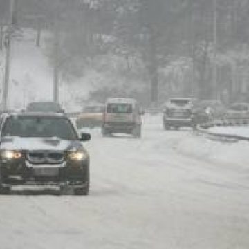 Trafic rutier în condiţii de iarnă Trafic rutier în condiţii de iarnă Trafic rutier în condiţii de iarnă Trafic rutier în condiţii de iarnă