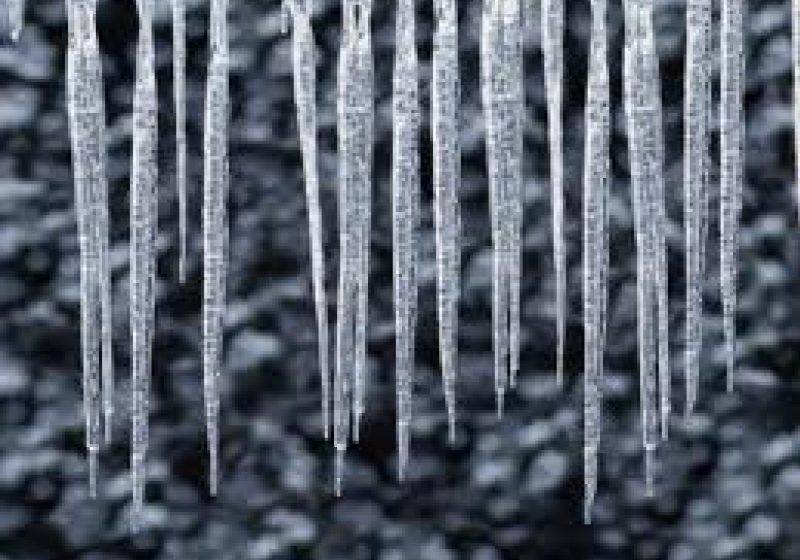 SIGHET: Poliţia Locală a demarat azi o acţiune de îndepartare a zăpezii şi a ţurţurilor de pe acoperişuri, care prezintă un pericol pentru trecători