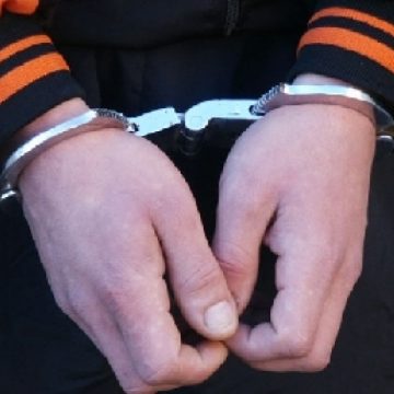 Un recidivist a fost prins ieri de poliţişti după ce a furat de prin curţile oamenilor