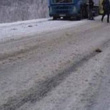 Maramureş: Zăpadă frământată pe majoritatea sectoarelor de drumuri publice Maramureş: Zăpadă frământată pe majoritatea sectoarelor de drumuri publice