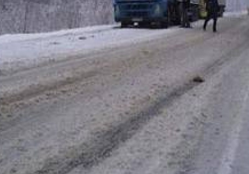Maramureş: Zăpadă frământată pe majoritatea sectoarelor de drumuri publice