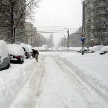 Drumuri blocate şi unităţi şcolare închise din cauza zăpezii abundente căzute în ulima perioadă Drumuri blocate şi unităţi şcolare închise din cauza zăpezii abundente căzute în ulima perioadă