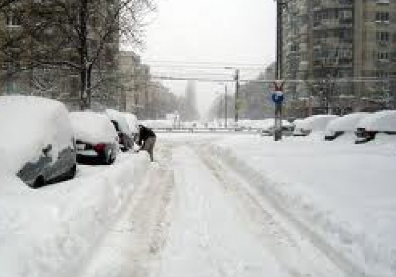Drumuri blocate şi unităţi şcolare închise din cauza zăpezii abundente căzute în ulima perioadă