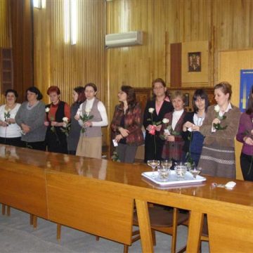 Baia Mare: Angajatele din cadrul Consiliului Judeţean au primit astăzi flori şi mărţişoare din partea preşedintelui C.J.