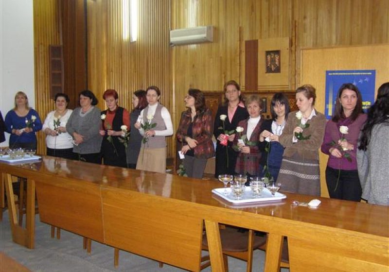Baia Mare: Angajatele din cadrul Consiliului Judeţean au primit astăzi flori şi mărţişoare din partea preşedintelui C.J.