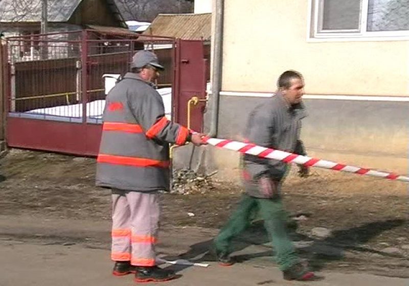 Baia Mare: PSIHOZA GAZULUI – Conductă de gaz fisurată, lângă Căminul de Bătrâni din Baia Sprie. Localnicii se tem să nu se producă o tragedie, ca la Sighet