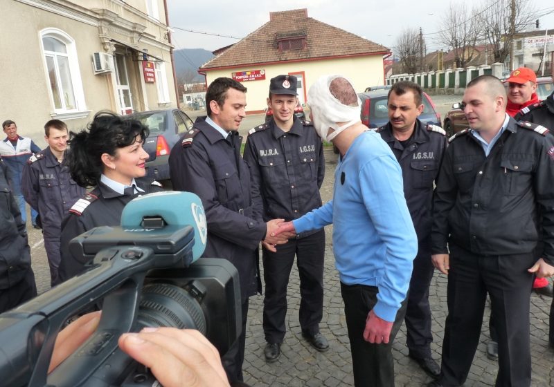 Baia Mare: Căpitanul Dacian Marina-Fit (I.S.U. Maramureş), victimă a exploziei de la Sighet, a fost externat în această dimineaţă. Vezi FOTO