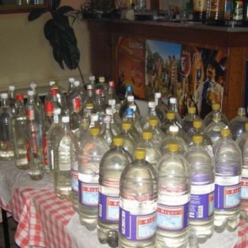 155 de alcool confiscat de către poliţişti în timpul unei acţiuni pe raza localităţii Vişeu de Sus