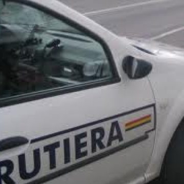 A refuzat să oprească la semnalul regulamentar al agenţilor de circulaţie