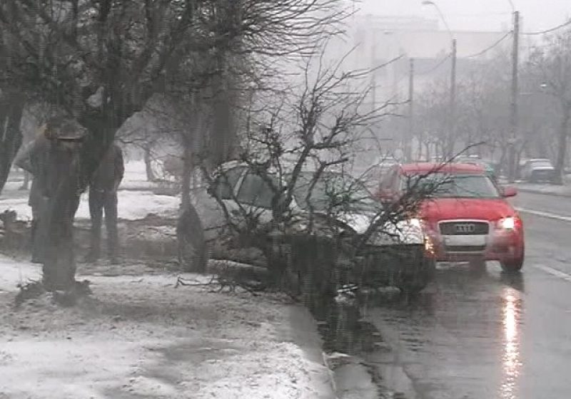 Baia Mare: ACCIDENT – O şoferiţă a scăpat nevătămată după ce a pierdut controlul volanului şi a ieşit în afara părţii carosabile