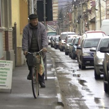 SIGHET: O autoutilitară parcată haotic a paralizat traficul rutier pe străzile Gheorghe Şincai şi Corneliu Coposu