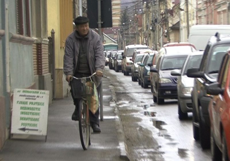 SIGHET: O autoutilitară parcată haotic a paralizat traficul rutier pe străzile Gheorghe Şincai şi Corneliu Coposu