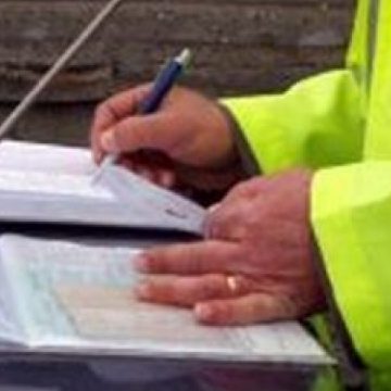 Amenzi în valoare de 2.300 lei au aplicat ieri poliţiştii de la Dragomireşti pentru efectuarea unor acte de comerţ ilicit Amenzi în valoare de 2.300 lei au aplicat ieri poliţiştii de la Dragomireşti pentru efectuarea unor acte de comerţ ilicit