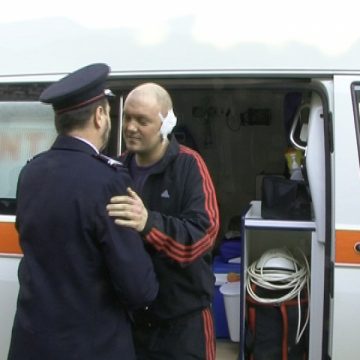 SIGHET: Cristian Ardelean, pompierul rănit în explozia din 19 februarie s-a întors azi acasă, regăsindu-şi colegii cu emoţie şi cu lacrimi în ochi