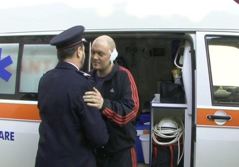 SIGHET: Cristian Ardelean, pompierul rănit în explozia din 19 februarie s-a întors azi acasă, regăsindu-şi colegii cu emoţie şi cu lacrimi în ochi SIGHET: Cristian Ardelean, pompierul rănit în explozia din 19 februarie s-a întors azi acasă, regăsindu-şi colegii cu emoţie şi cu lacrimi în ochi