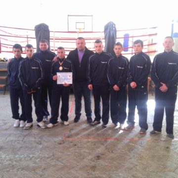 SIGHET: Boxerii sigheteni au fost răsplătiţi de viceprimarul Ovidiu Nemeş cu un set complet de echipamente sportive SIGHET: Boxerii sigheteni au fost răsplătiţi de viceprimarul Ovidiu Nemeş cu un set complet de echipamente sportive
