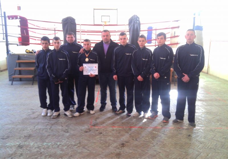 SIGHET: Boxerii sigheteni au fost răsplătiţi de viceprimarul Ovidiu Nemeş cu un set complet de echipamente sportive