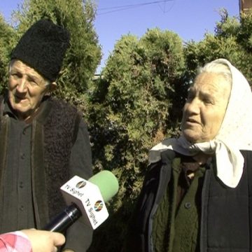 Doi bătrâni din Bârsana trăiesc ca în Evul Mediu