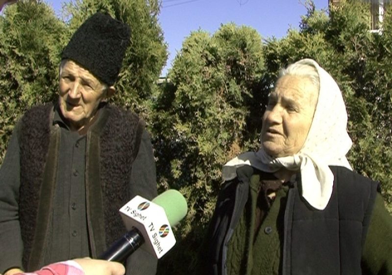 Doi bătrâni din Bârsana trăiesc ca în Evul Mediu