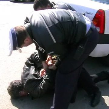 Baia Mare: Un şofer beat criţă a fost încătuşat de poliţişti, după ce s-a izbit de un autoturism care circula regulamentar Baia Mare: Un şofer beat criţă a fost încătuşat de poliţişti, după ce s-a izbit de un autoturism care circula regulamentar