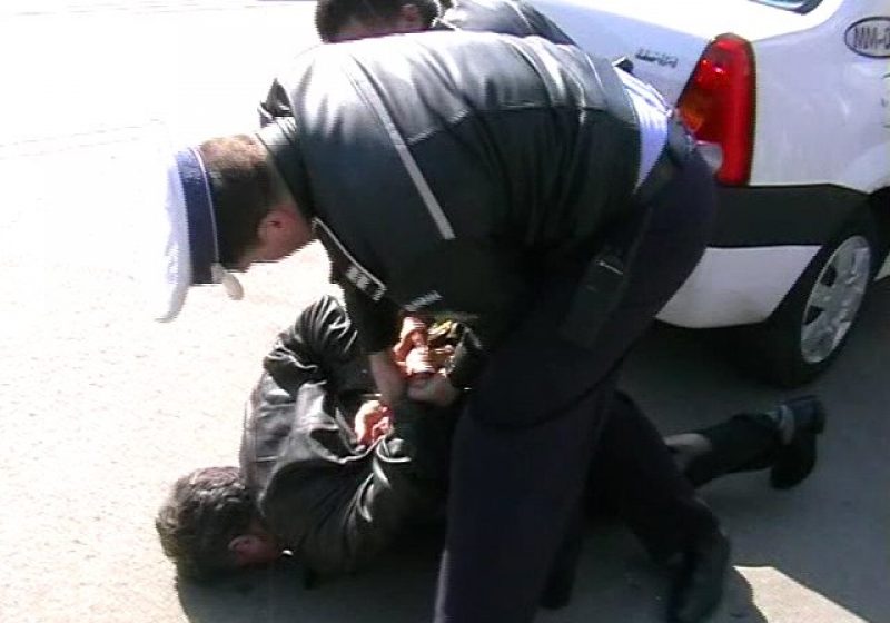 Baia Mare: Un şofer beat criţă a fost încătuşat de poliţişti, după ce s-a izbit de un autoturism care circula regulamentar Baia Mare: Un şofer beat criţă a fost încătuşat de poliţişti, după ce s-a izbit de un autoturism care circula regulamentar