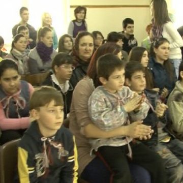 SIGHET: 1 Martie sărbătorit prin joc şi acorduri de chitară la Centrul de Zi "Micul Prinţ"