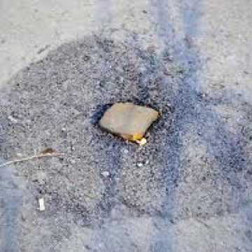 SIGHET: Locuinţă avariată din cauza craterelor din asfalt