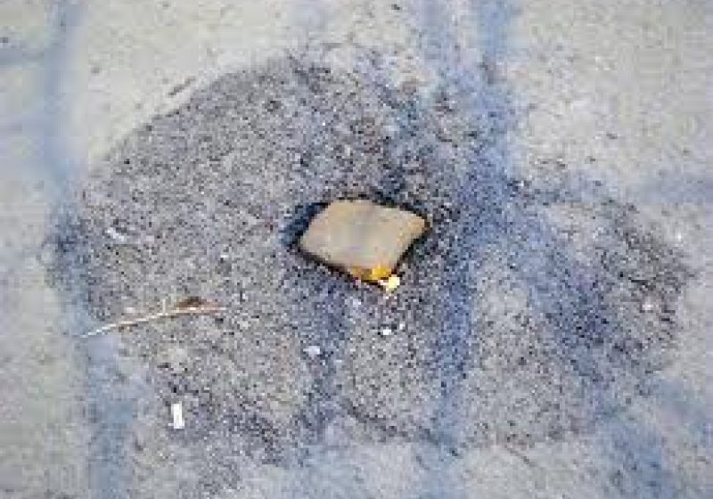 SIGHET: Locuinţă avariată din cauza craterelor din asfalt