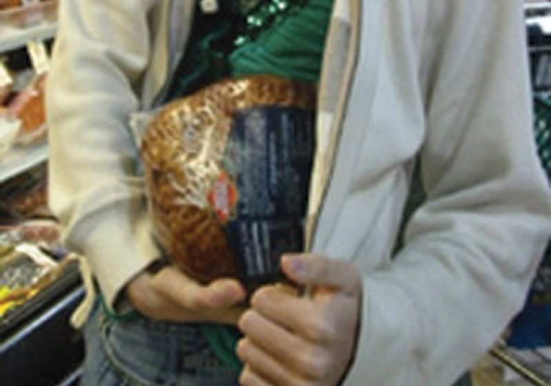 Cumpărături ascunse în haină