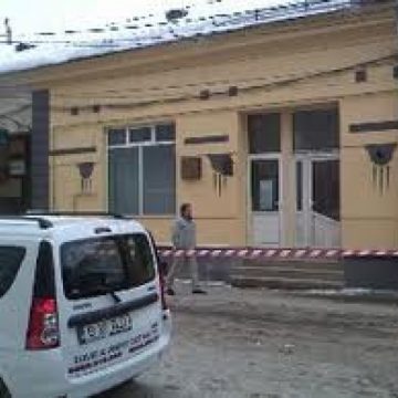 SIGHET: Poliţia Locală şi firma de salubrizare au intervenit azi pentru a ecologiza zona în care s-au produs deflagraţiile din 19 februarie