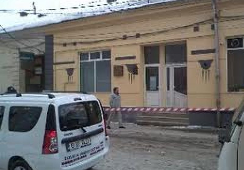 SIGHET: Poliţia Locală şi firma de salubrizare au intervenit azi pentru a ecologiza zona în care s-au produs deflagraţiile din 19 februarie