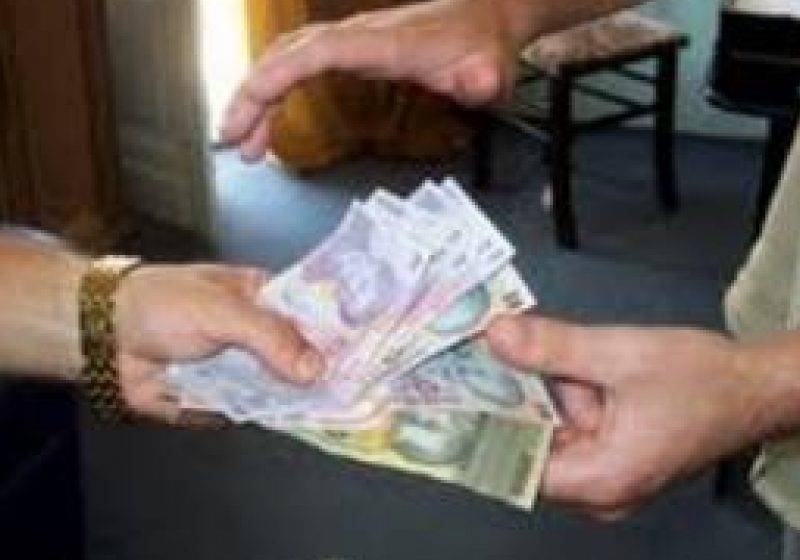 Două persoane reţinute pentru cămătărie Două persoane reţinute pentru cămătărie