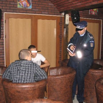 Elevi sigheteni indisciplinaţi surprinşi de oamenii legii în barurile din apropierea şcolii