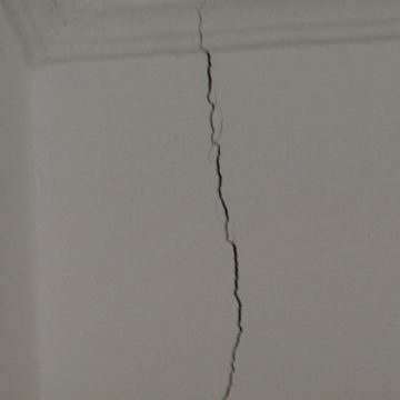 SIGHET: Locuinţă avariată din cauza craterelor din asfalt SIGHET: Locuinţă avariată din cauza craterelor din asfalt