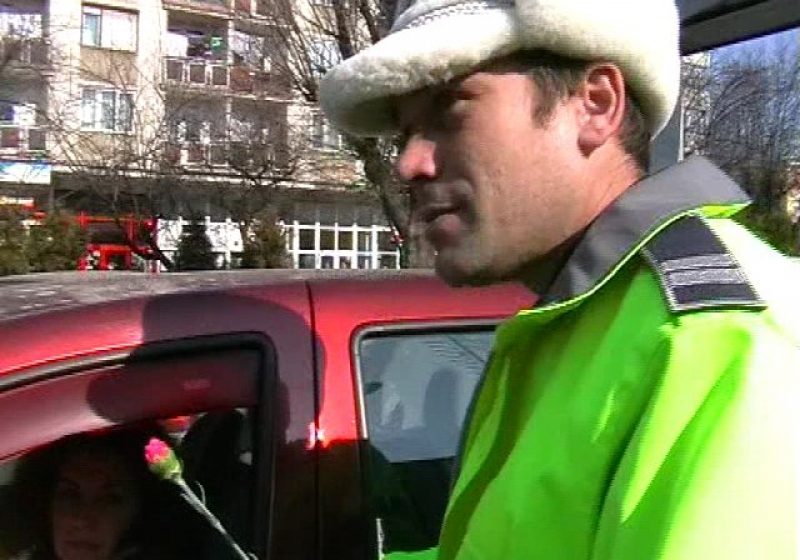 Baia Mare: CONTROL CU SURPRIZE – Şoferiţele au fost "sancţionate" cu flori de către agenţii de la Serviciul Rutier