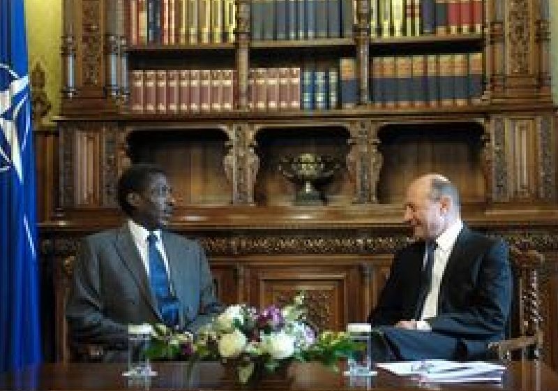 Fostul ambasador al Qatarului la Bucureşti, decorat de preşedintele Băsescu
