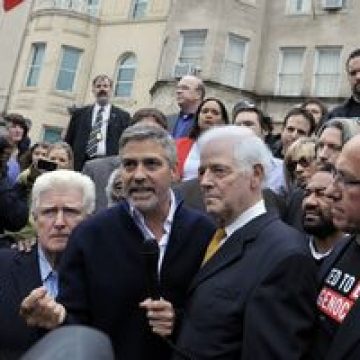 George Clooney, arestat la un protest în faţa ambasadei sudaneze la Washington